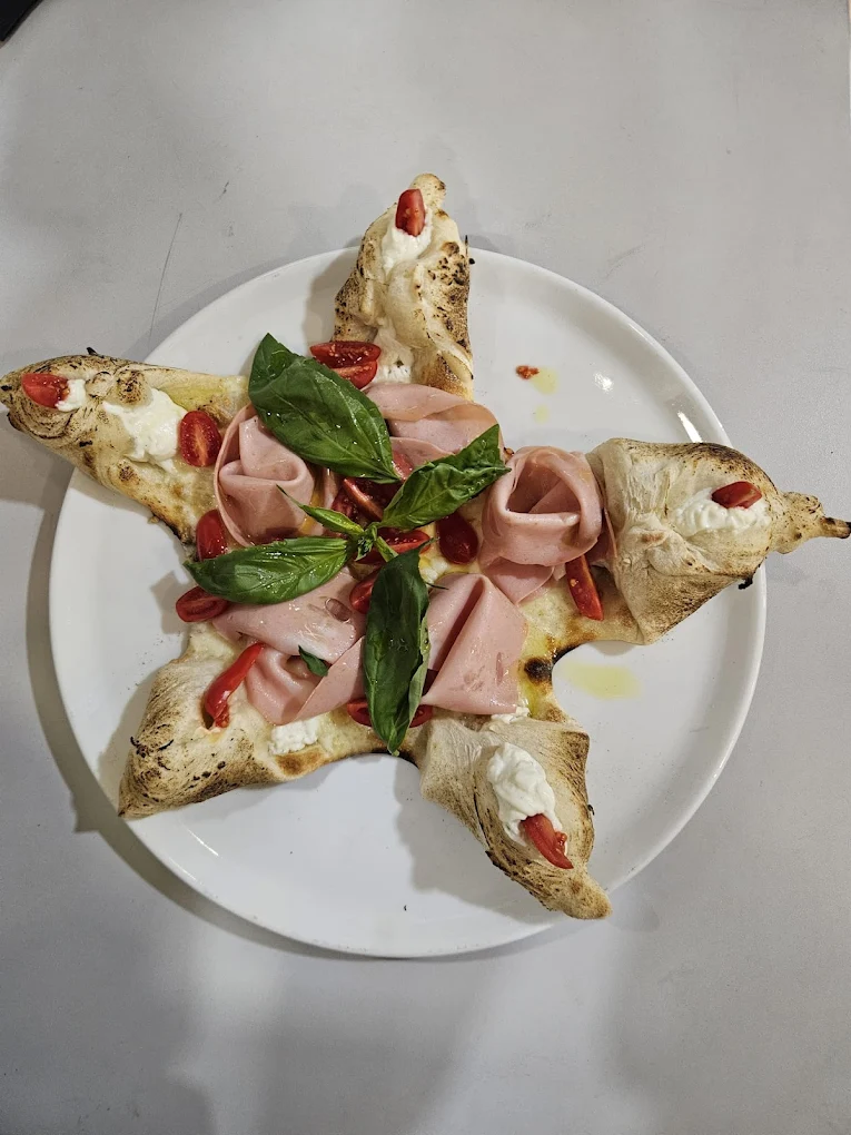 Pizza Isabella en forma de estrella con burrata, mortadela y pistacho