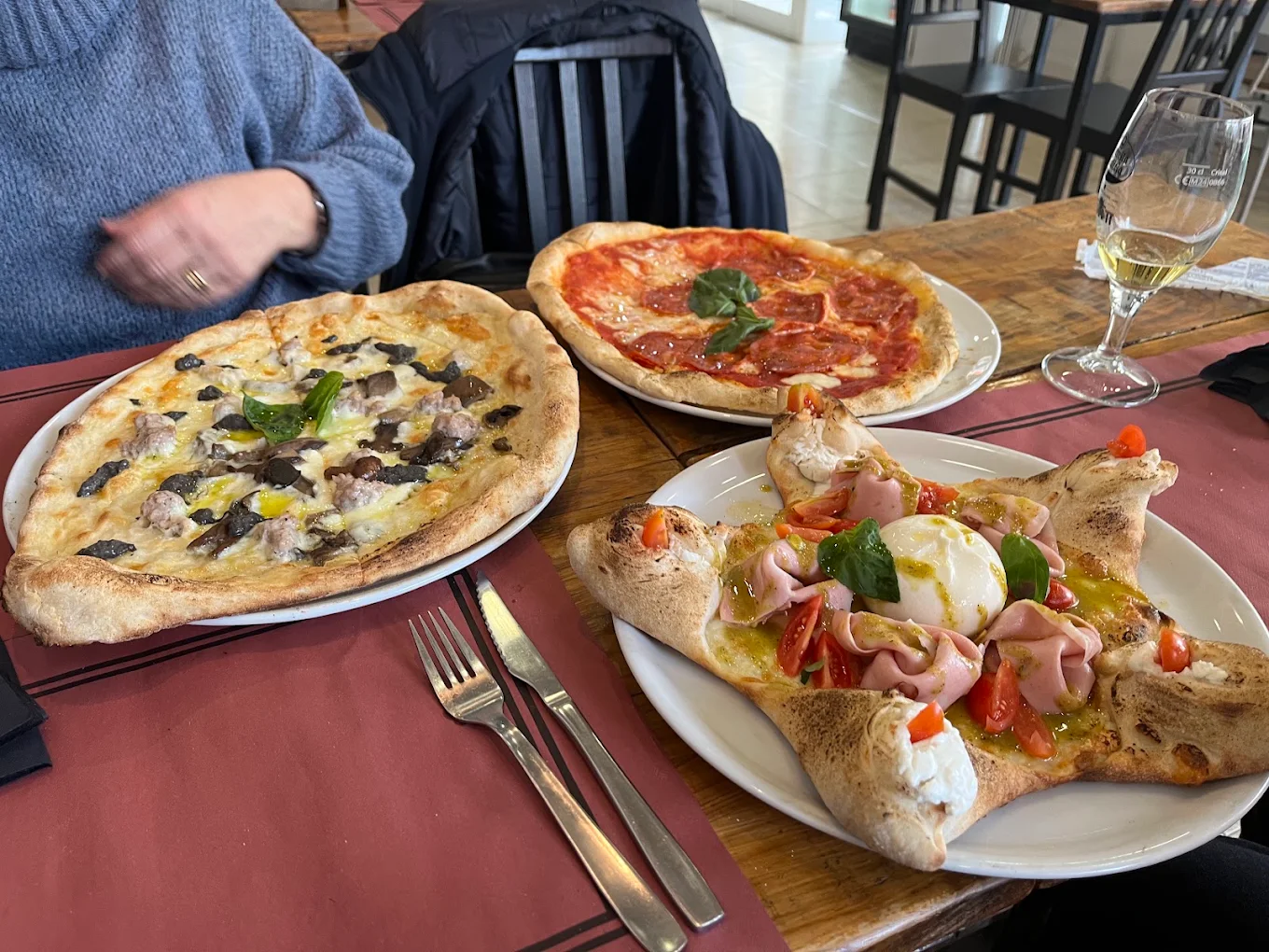 Mesa con varias pizzas napolitanas de Pizzeria Isabella